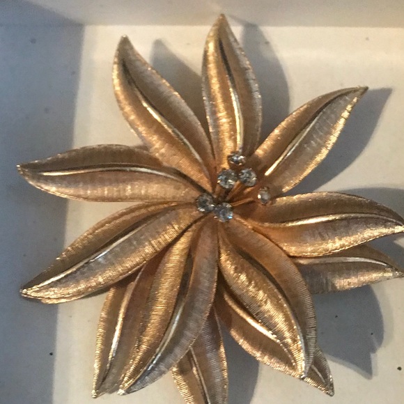 Jewelry - 💖HP2/28💖Vintage Goldtone & Rhinestone Brooch